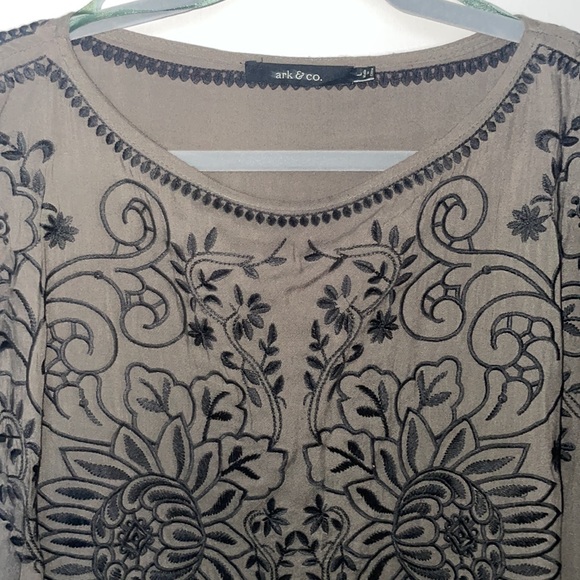 Beautiful floral stitched top from ark & co! - Picture 3 of 6